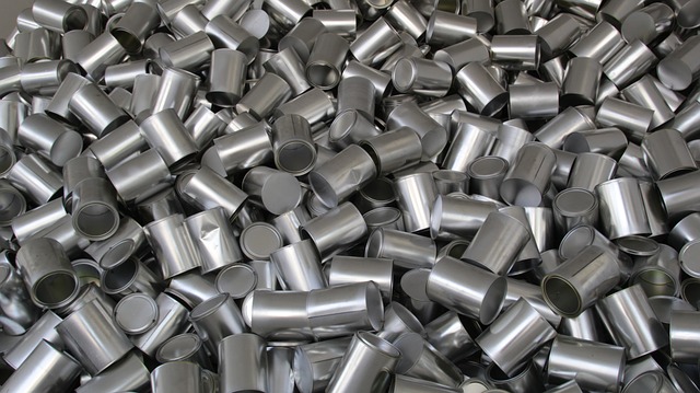 Aluminum cans in a large pile